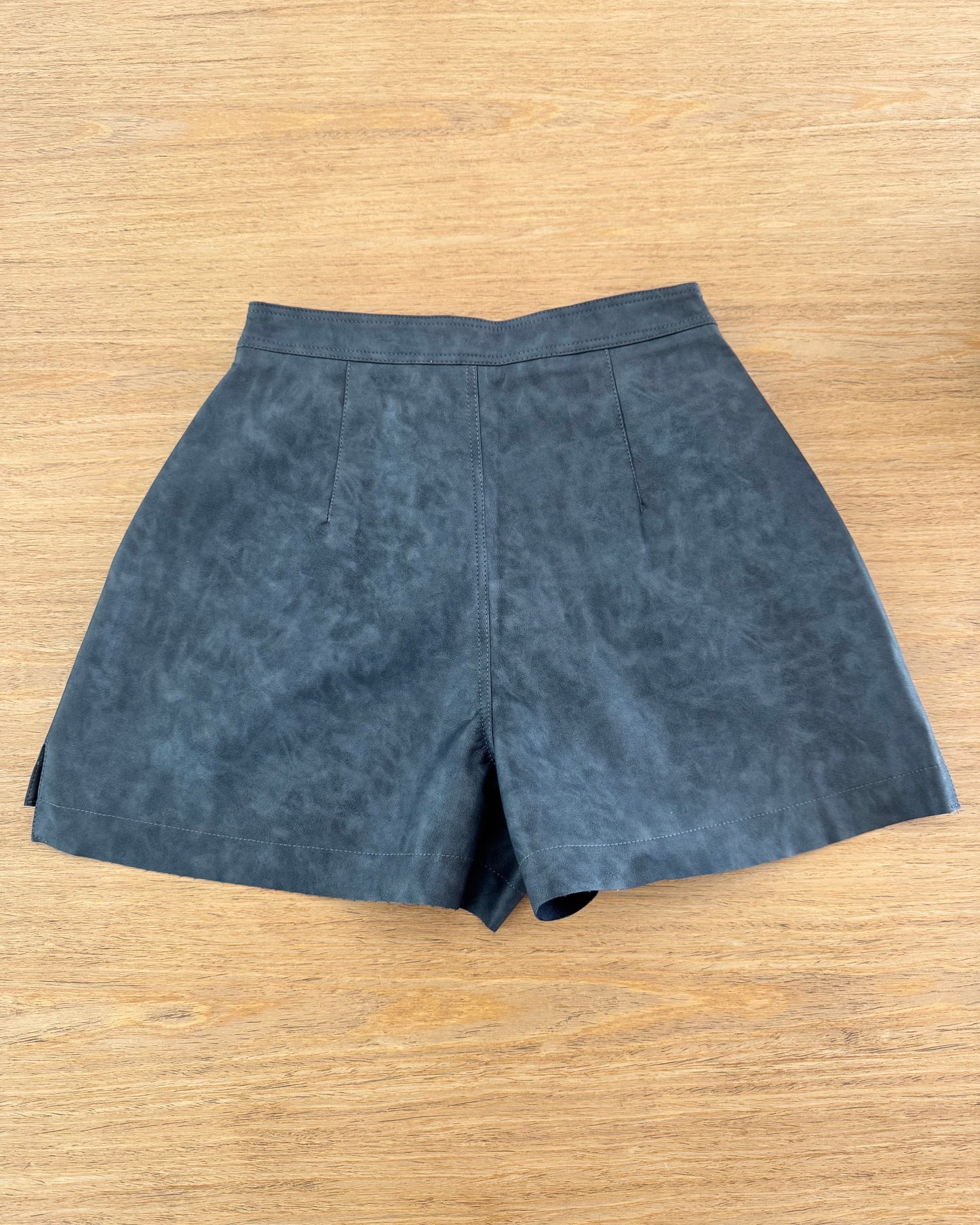 Short Saia New Leather