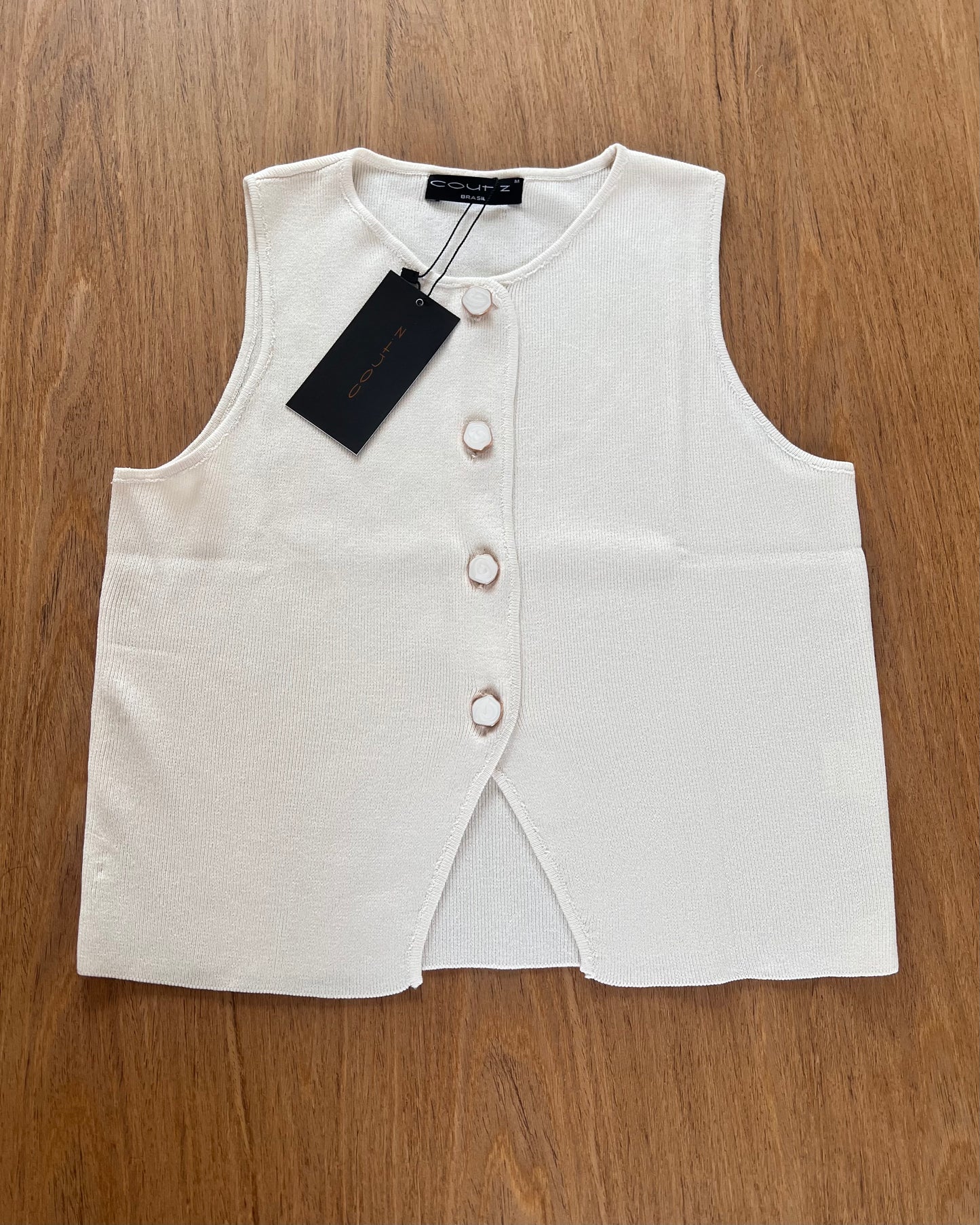Blusa com botão em pedra