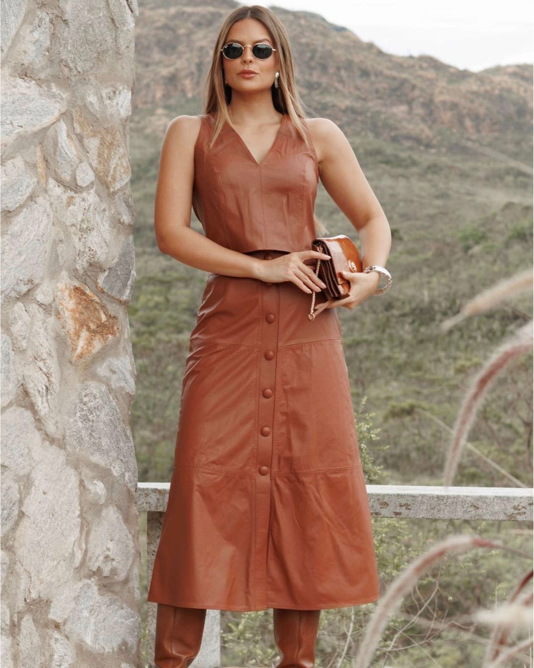 Saia Rosalia | Saia Midi de couro legítimo com detalhe de botões