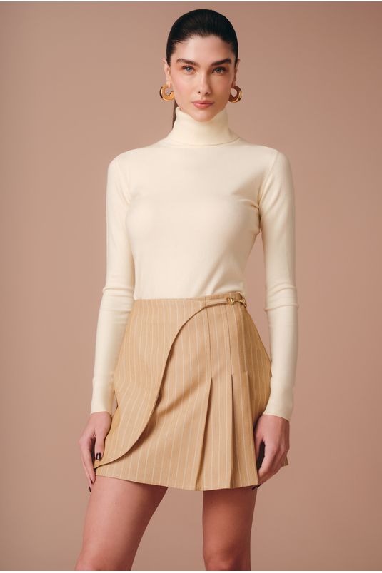 Short Saia Débora | Short saia alfaiataria de poliéster com evasê e detalhe dourado