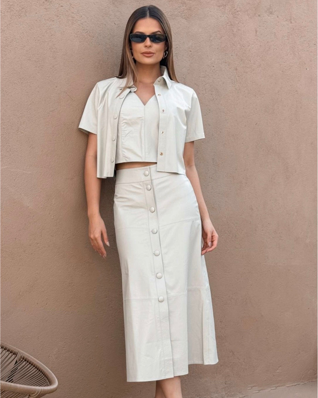 Saia Rosalia | Saia Midi de couro legítimo com detalhe de botões