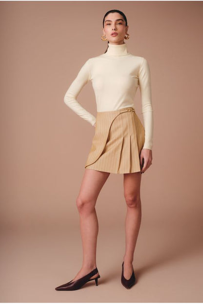 Short Saia Débora | Short saia alfaiataria de poliéster com evasê e detalhe dourado