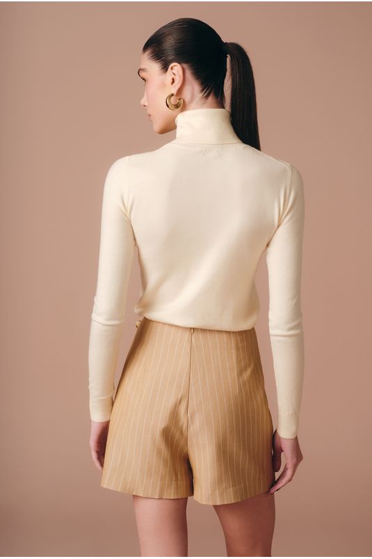 Short Saia Débora | Short saia alfaiataria de poliéster com evasê e detalhe dourado